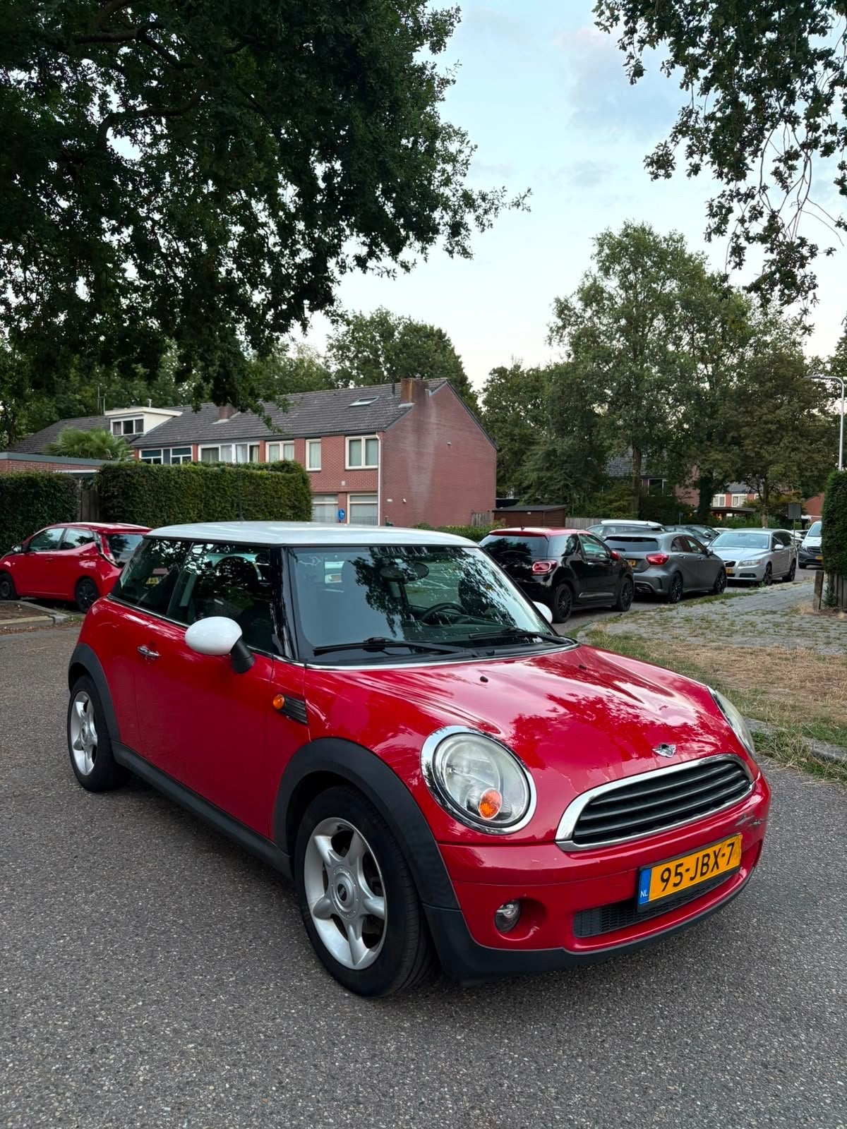 Mini 1.4 16V ONE 55KW 2009 Rood, Auto's, Voorwielaandrijving, 4 cilinders, 4 stoelen, Origineel Nederlands