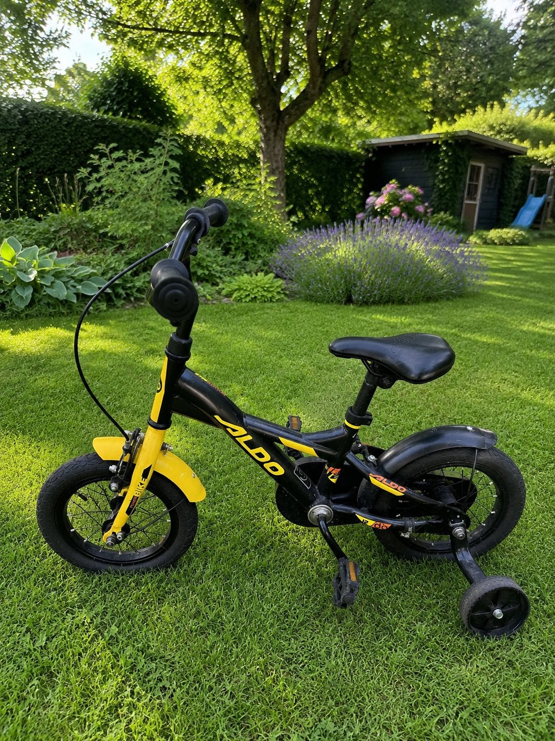 Aldo kinderfiets met zijwieltjes - Zwart/Geel, Fietsen en Brommers, Fietsen | Kinderfietsjes, Ophalen, Zijwieltjes, Gebruikt, Velgrem
