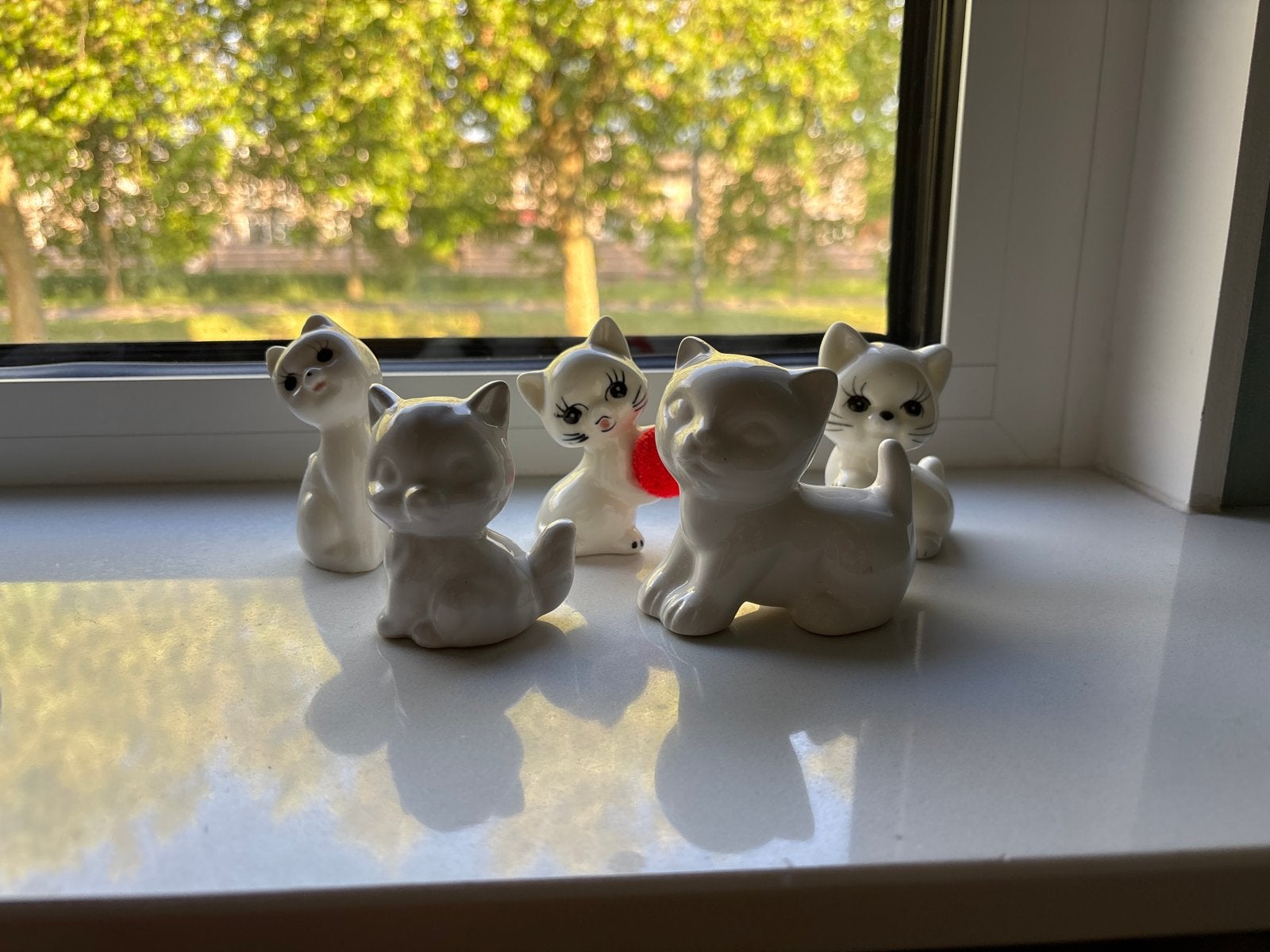 Set van 5 schattige kattenbeeldjes, Ophalen of Verzenden, Zo goed als nieuw, Hond of Kat, Beeldje of Figuurtje