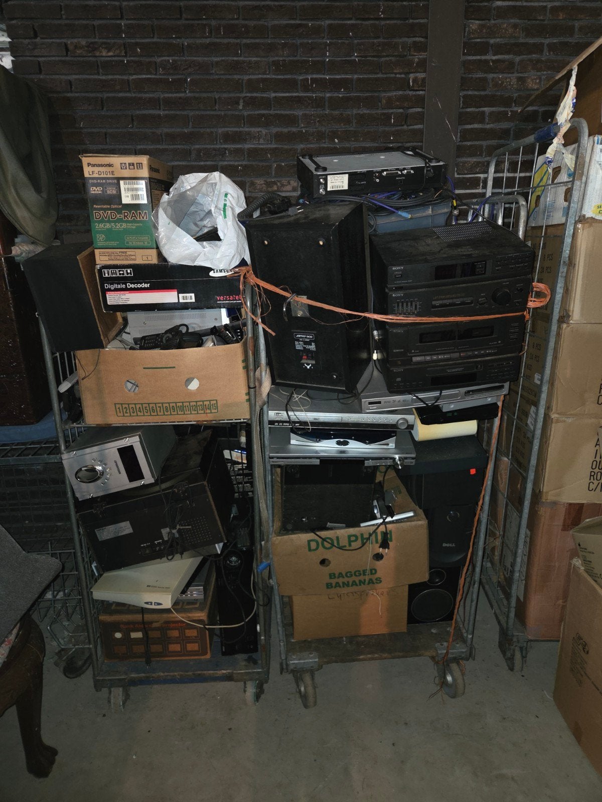 2 rolcontainers vol elektrische apparaten, Ophalen