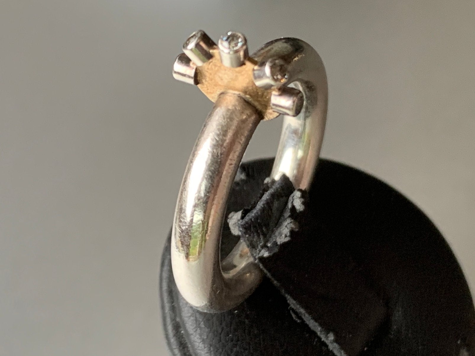 Goudsmid: unieke ring: 585 goud en 925 zilver + 5 diamanten, Verzenden, Zo goed als nieuw, 17 tot 18, Met edelsteen