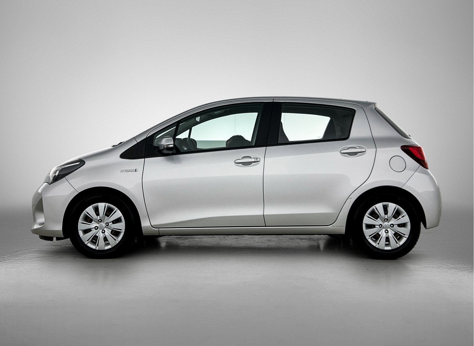 Toyota Yaris 1.5 Hybrid Now (bj 2016, automaat), 12 maanden, Gebruikt, 4 cilinders, Origineel Nederlands