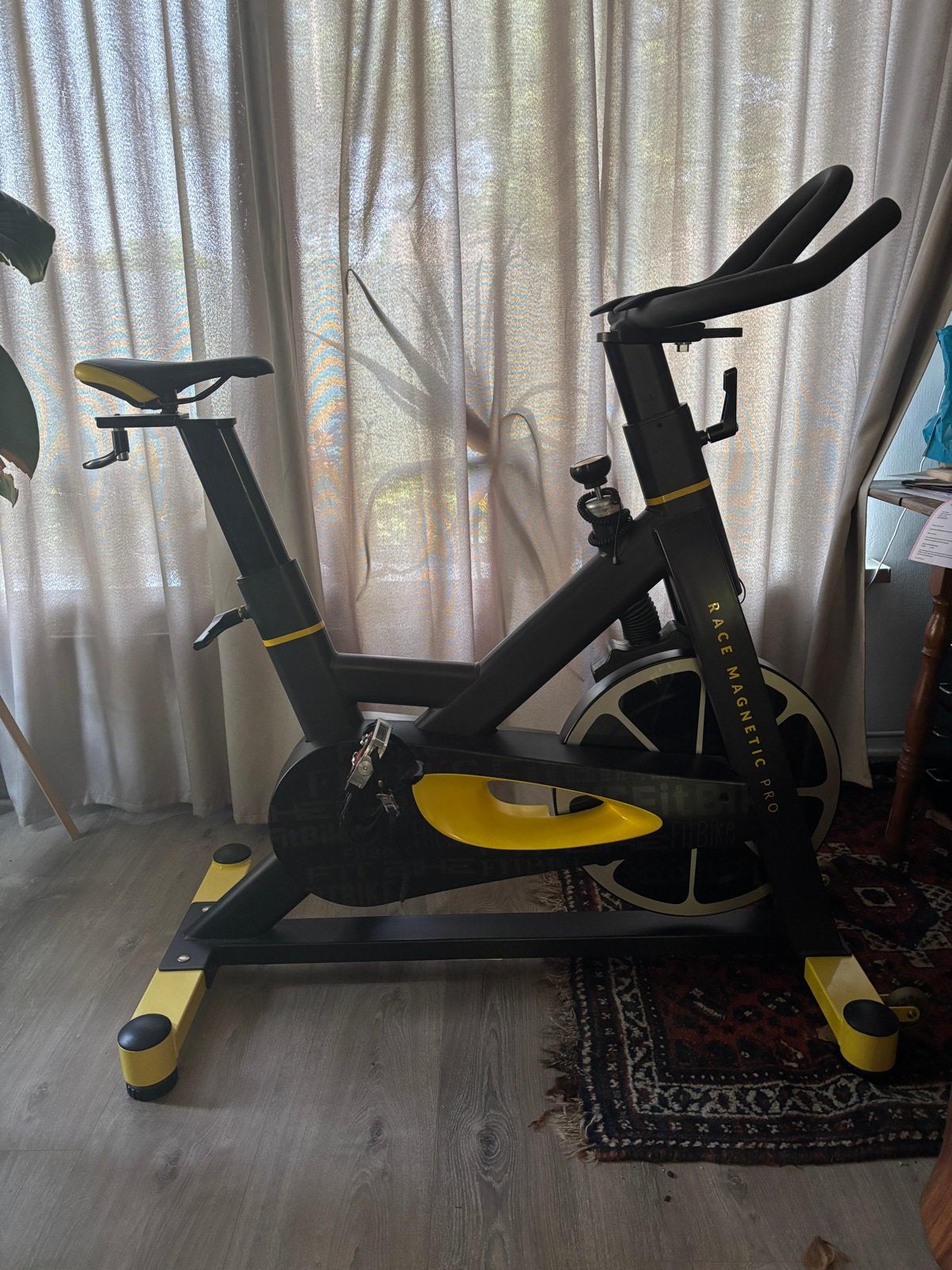 FitBike Race Magnetic Pro Spinningfiets, Sport en Fitness, Fitnessapparatuur, Zo goed als nieuw, Spinningfiets, Benen, Metaal