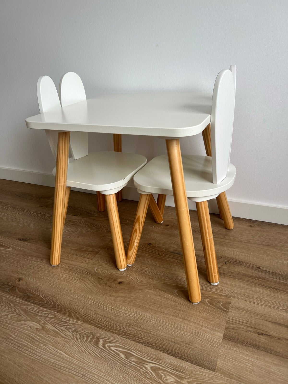 Petit Amélie konijnenstoeltjes en tafel, Kinderen en Baby's, Ophalen, Gebruikt, Tafel(s) en Stoel(en)