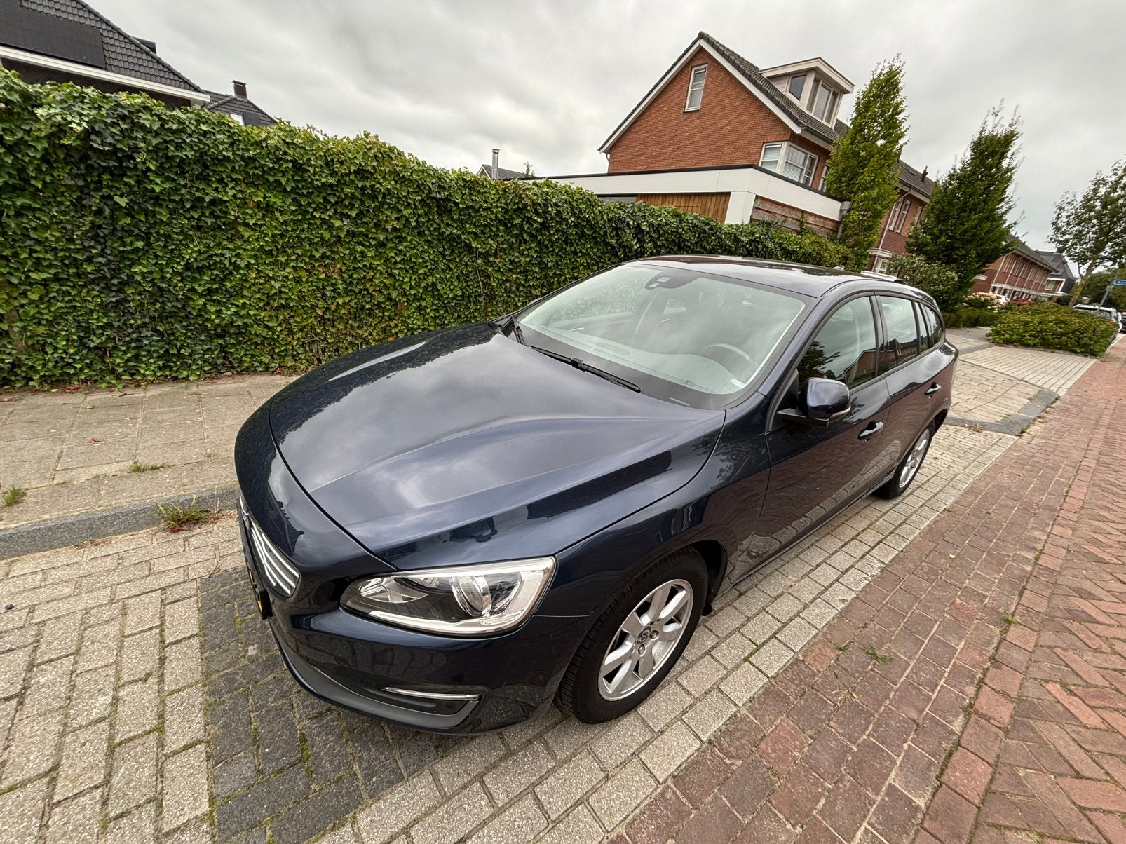 Volvo V60 D4 kinetic caspian blue, per direct beschikbaar, Auto's, Voorwielaandrijving, Stof, 1800 kg, Zwart