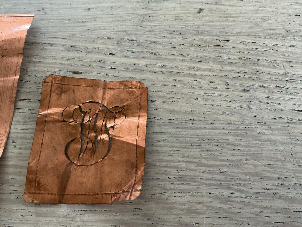 Oude koperen sjablonen voor merken linnengoed.Borduren., Antiek en Kunst, Ophalen of Verzenden