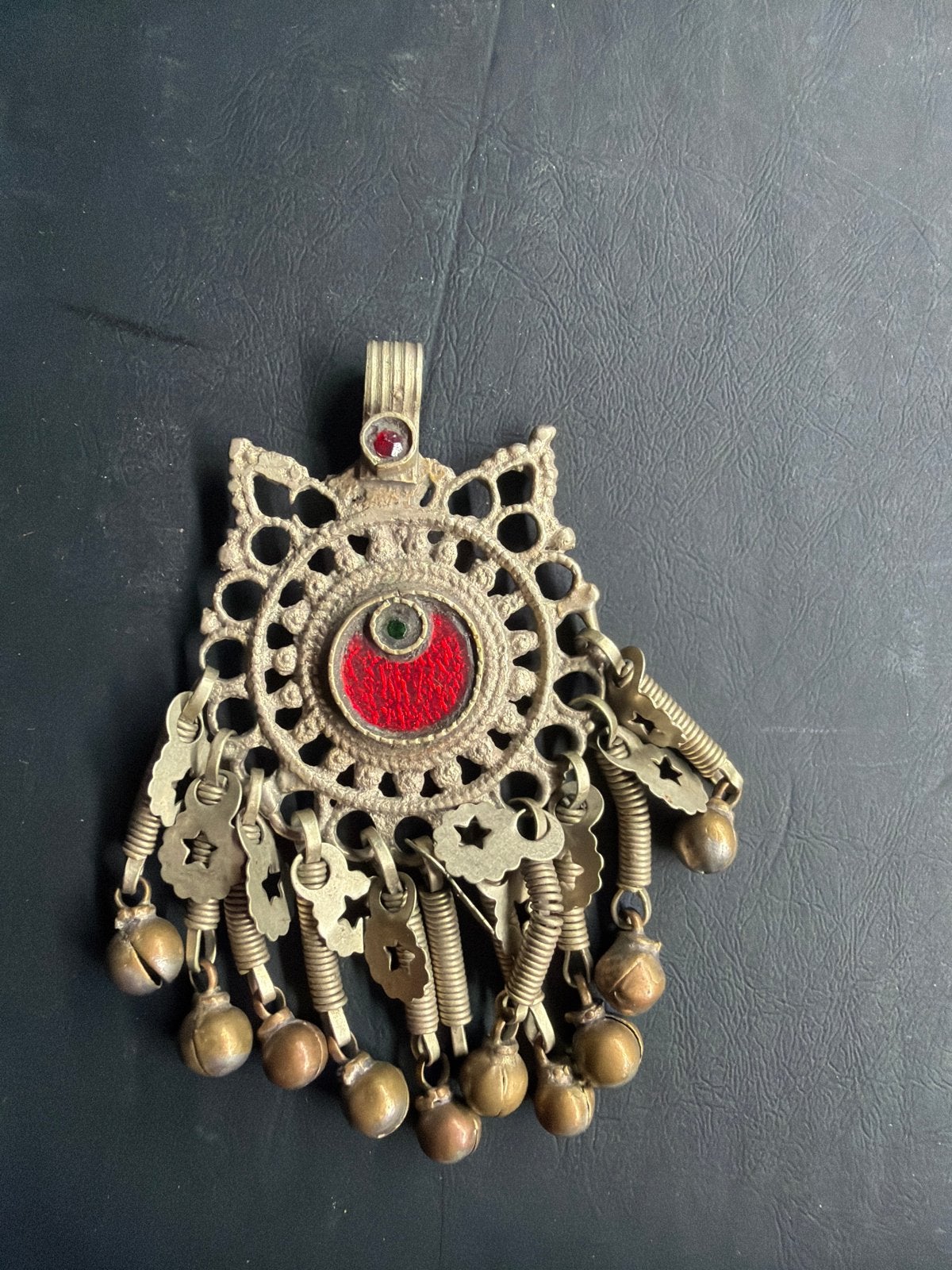 Vintage Afghaanse hanger met bellen en rode inleg, Overige materialen, Gebruikt, Overige voorstellingen, Ophalen of Verzenden