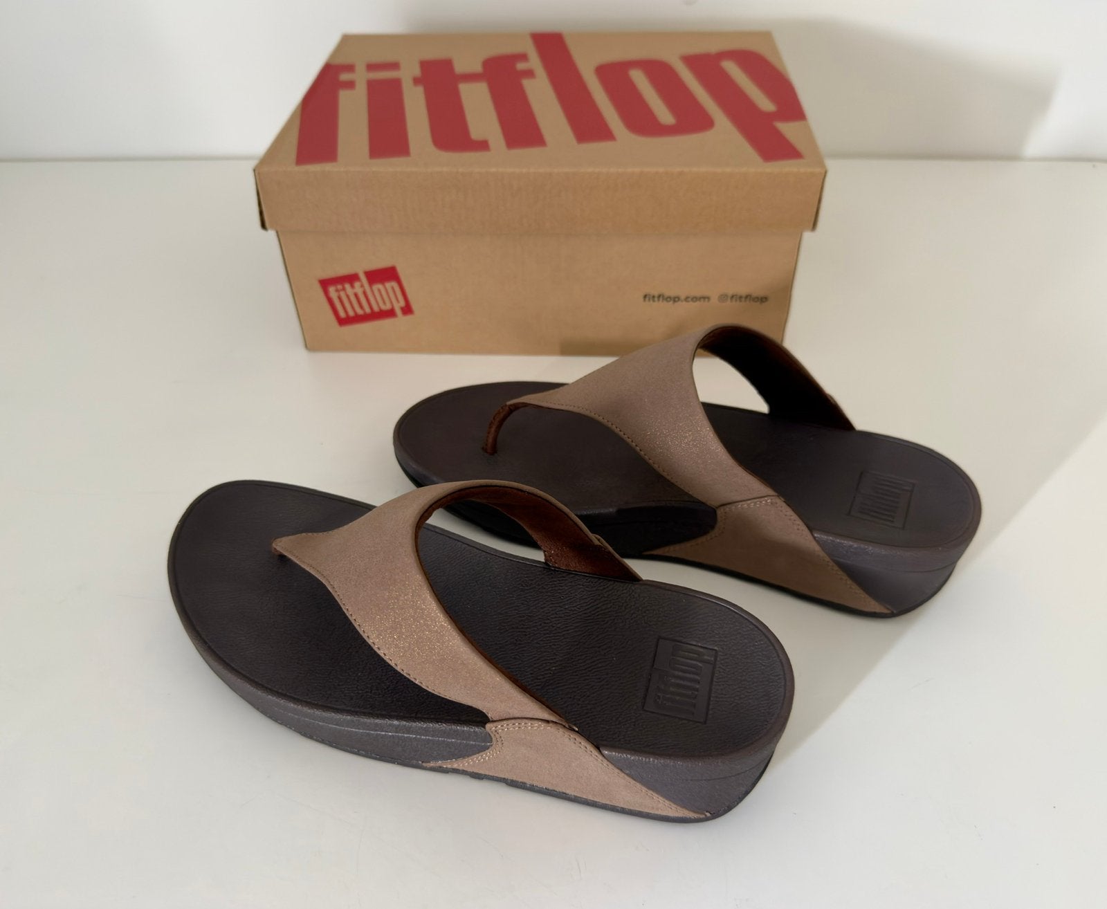 FitFlop Lulu Shimmer Toe Post Slippers, maat 7 (41) - nieuw, Kleding | Dames, Schoenen, Ophalen of Verzenden, Nieuw, Bruin