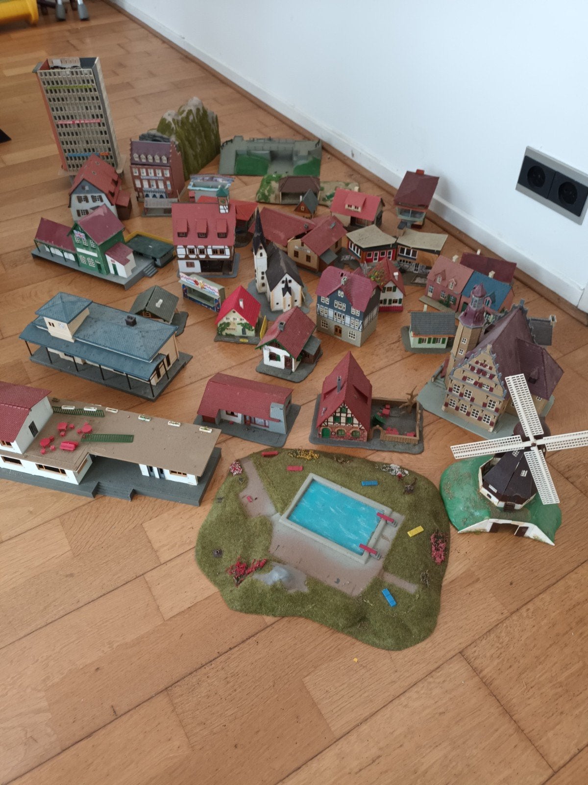 Grote Treinset met 8 Wagons, Rails en Modelhuisjes, Ophalen, Gebruikt, Trein, Schaalmodel