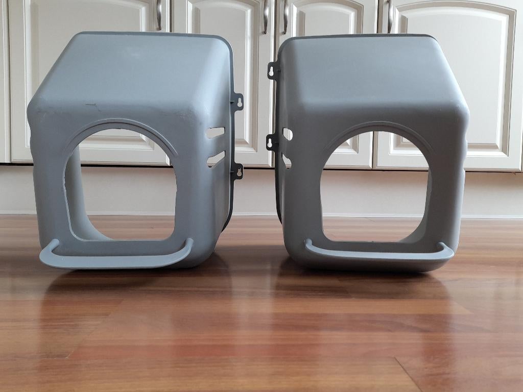 2 Kunstof Legnesten, Dieren en Toebehoren, Pluimvee | Toebehoren, Ophalen of Verzenden, Gebruikt, Kippenhok of Kippenren
