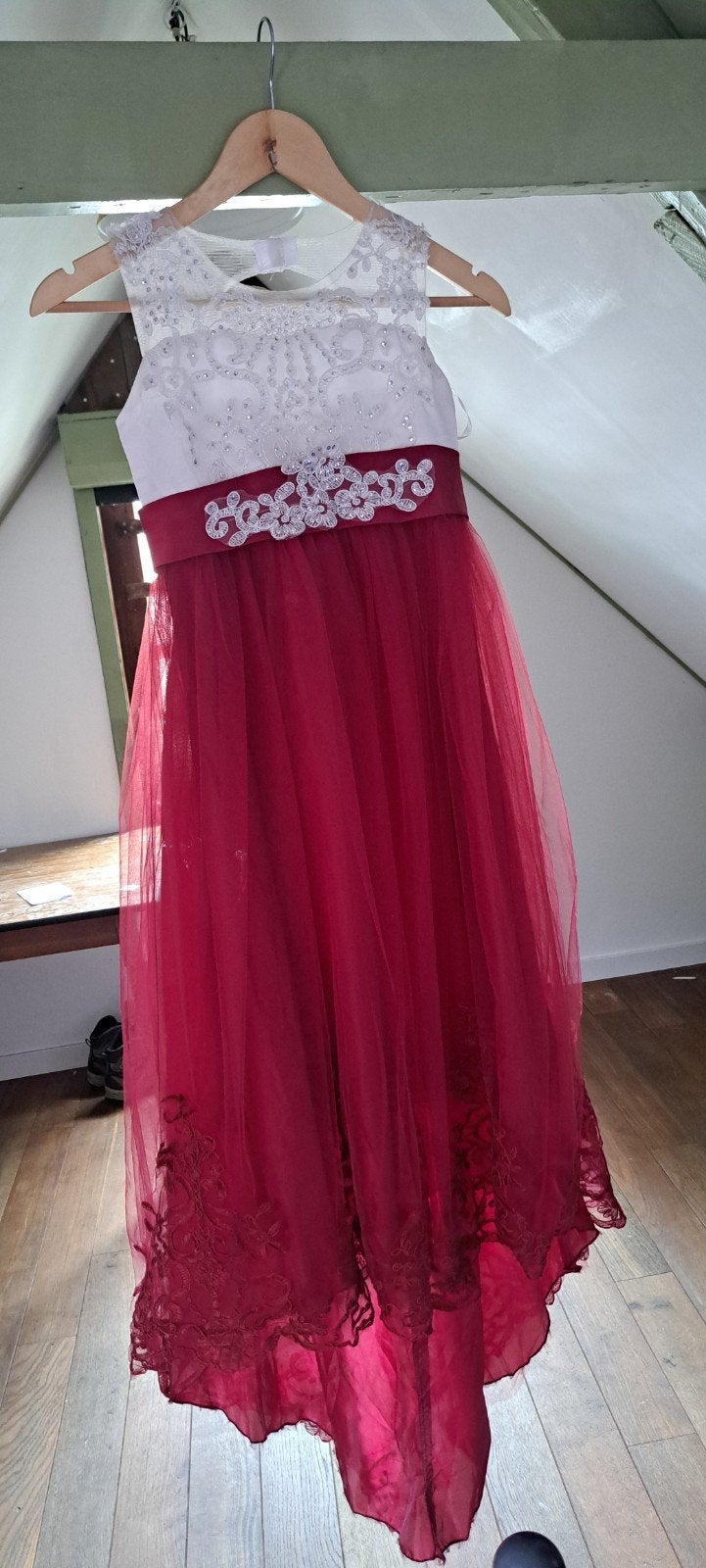 Feestjurk meisje 8-10 jaar - Wit met bordeauxrood, Kinderen en Baby's, Kinderkleding | Overige, Ophalen of Verzenden, Zo goed als nieuw