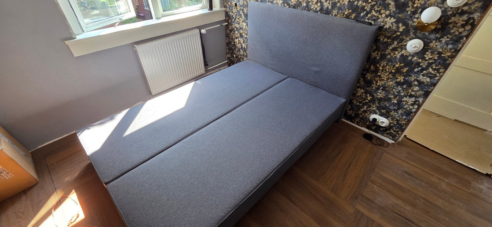 Grijze Boxspring 140x200 met hoofdbord en matras, Ophalen, Tweepersoons, 140 cm, Zo goed als nieuw