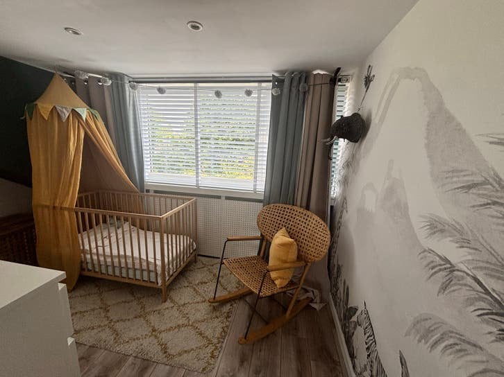 Complete babykamer met ledikant, commode en schommelstoel, Ophalen, Zo goed als nieuw, Jongetje of Meisje