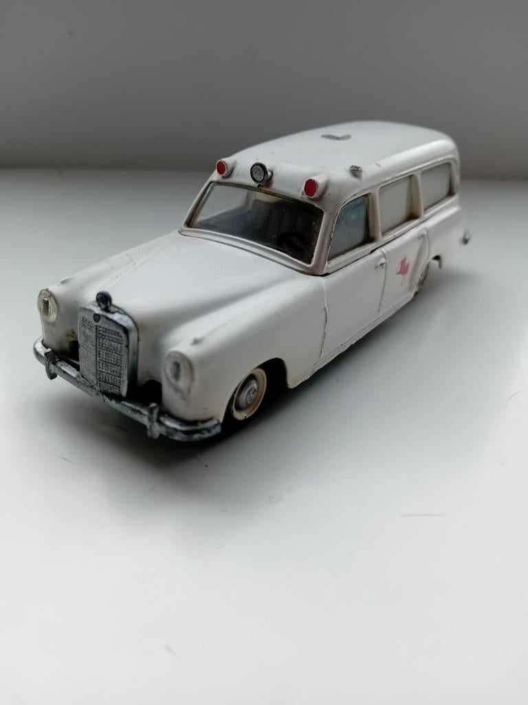 Tekno Denmark Mercedes 220 S Ambulance., Hobby en Vrije tijd, Modelauto's | 1:43, Ophalen of Verzenden, Zo goed als nieuw, Auto