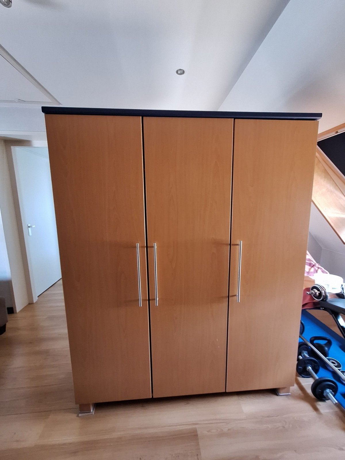 Mooie degelijke kledingkast, Ophalen, Gebruikt, 100 tot 150 cm, Met plank(en)
