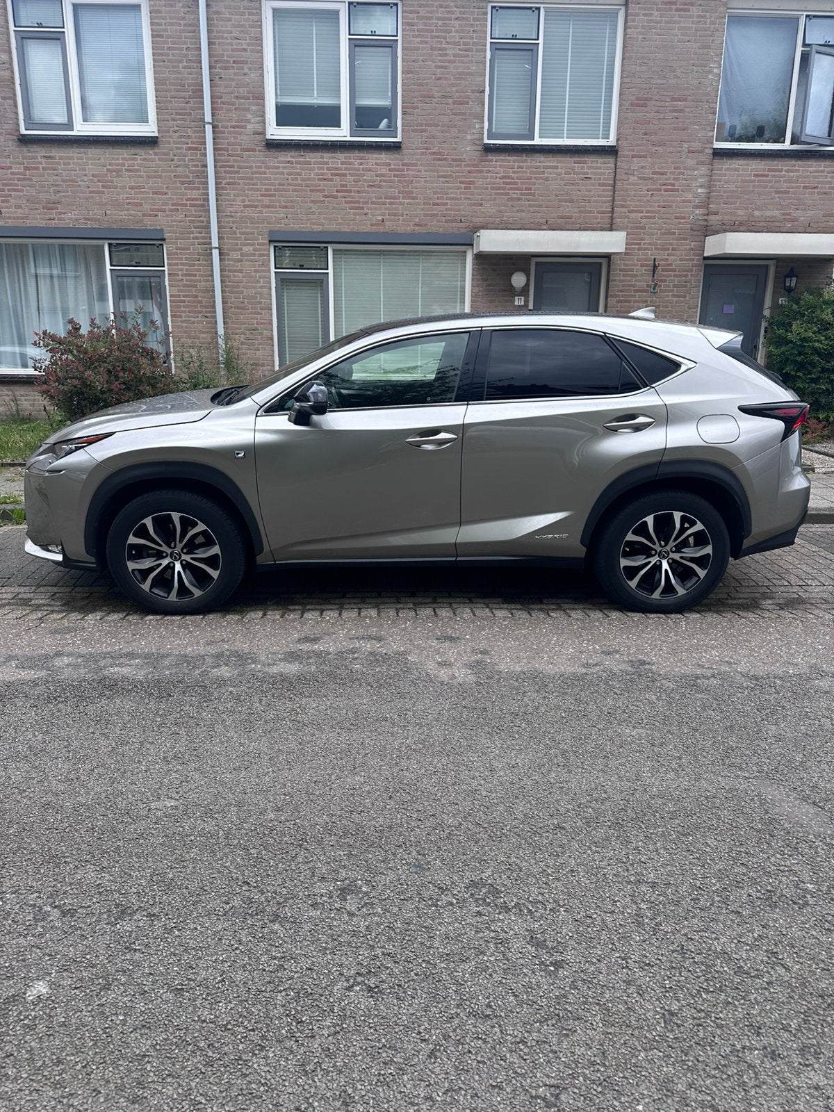 Lexus NX 300h F sport Hybrid 197pk AWD CVT 2017 Grijs, Auto's, Automaat, 2494 cc, 1760 kg, 155 pk