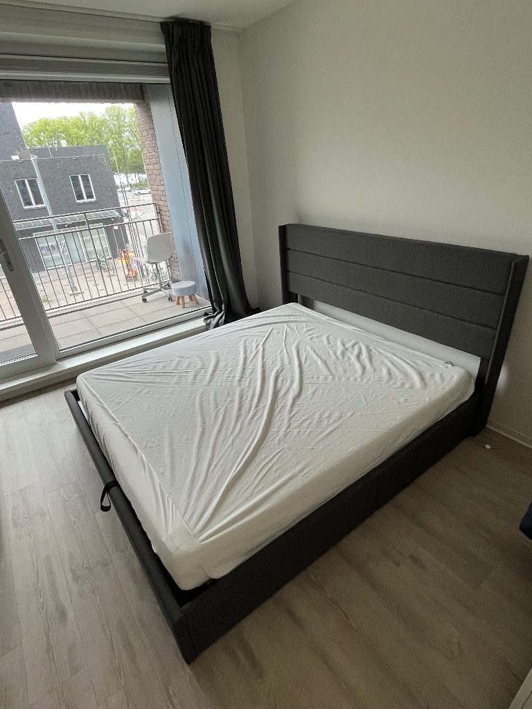 Gestoffeerd bed 180x200 met bedbak, 1 jaar oud, Huis en Inrichting, Ophalen, Tweepersoons, Zo goed als nieuw, 180 cm