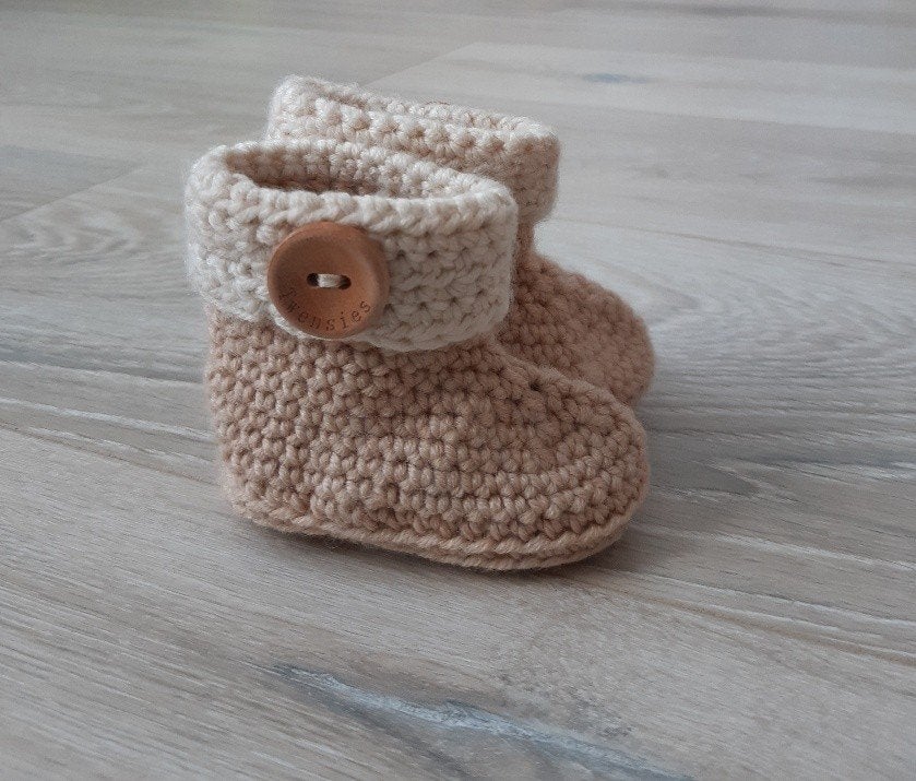 Handgemaakte babyslofjes met knoopje - Beige, Kinderen en Baby's, Ophalen, Slofjes, Jongetje of Meisje, Handgemaakt