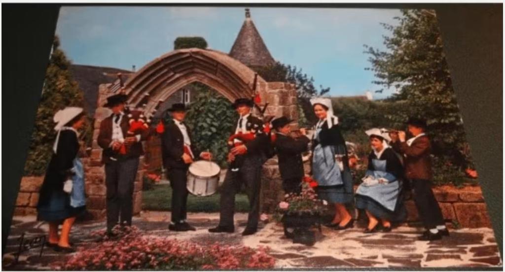 Frankrijk - Bretagne - Klederdracht - Dinan, Verzamelen, Verzenden, 1960 tot 1980, Gelopen, Frankrijk