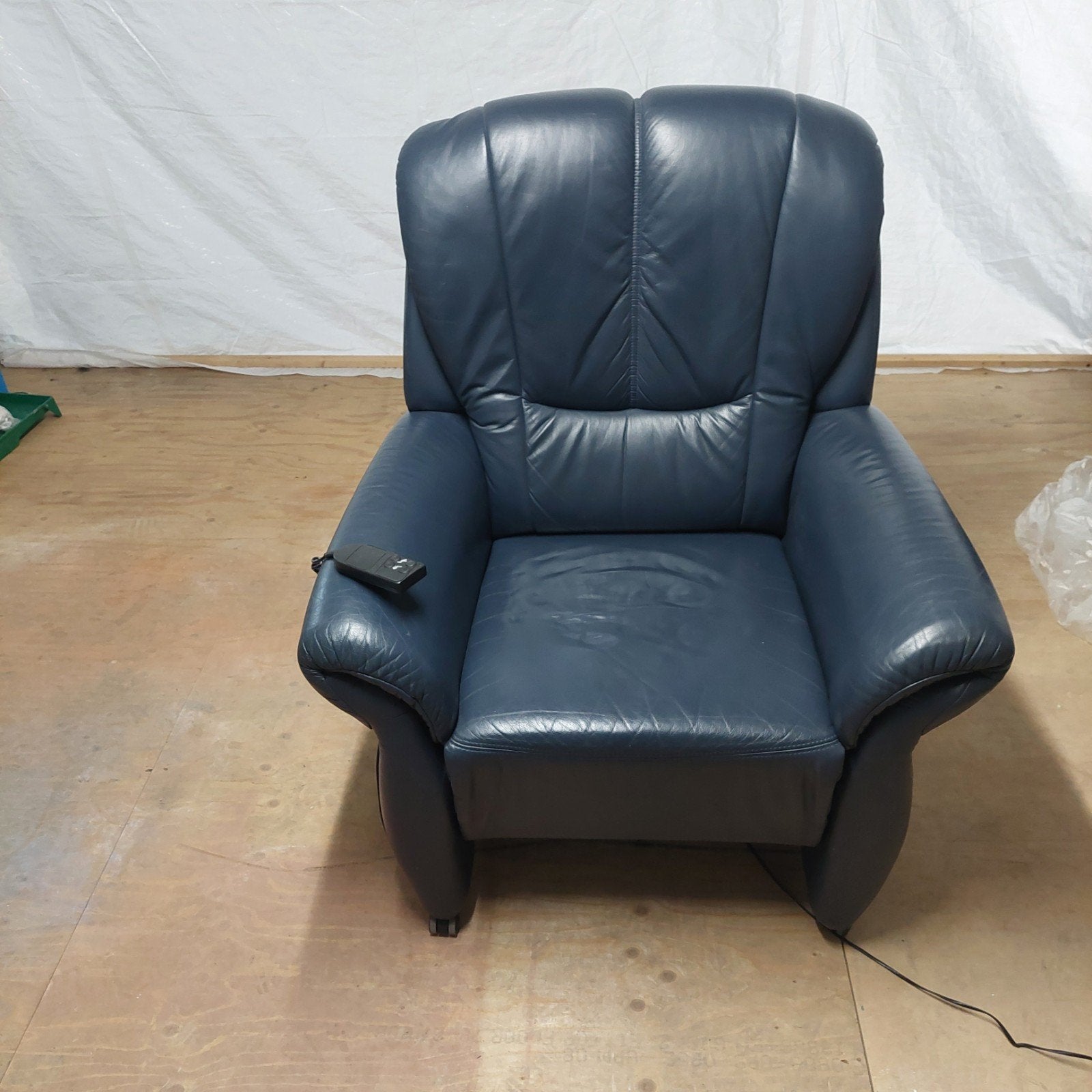 blauwe relaxfauteuil elektrisch bedienbaar, Ophalen, Zo goed als nieuw, Modern, 50 tot 75 cm