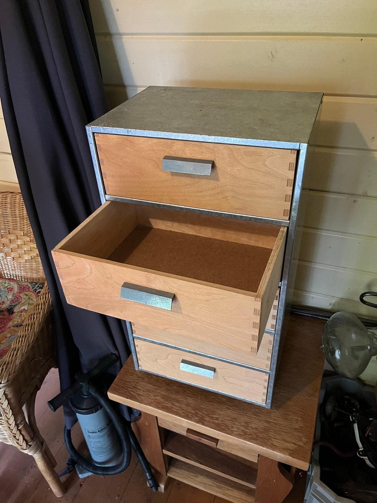 Stalen laden kastje met houten lades, Ophalen, Minder dan 50 cm, Gebruikt, 5 laden of meer
