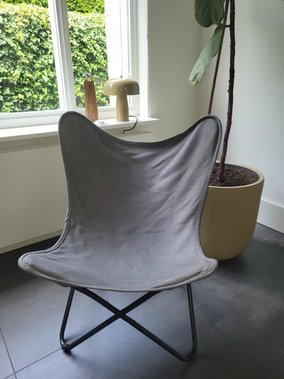Stijlvolle Vlinderstoel - Grijs en Metaal, Huis en Inrichting, Stoelen, Ophalen, Modern, Scandinavisch, Zo goed als nieuw, Stof