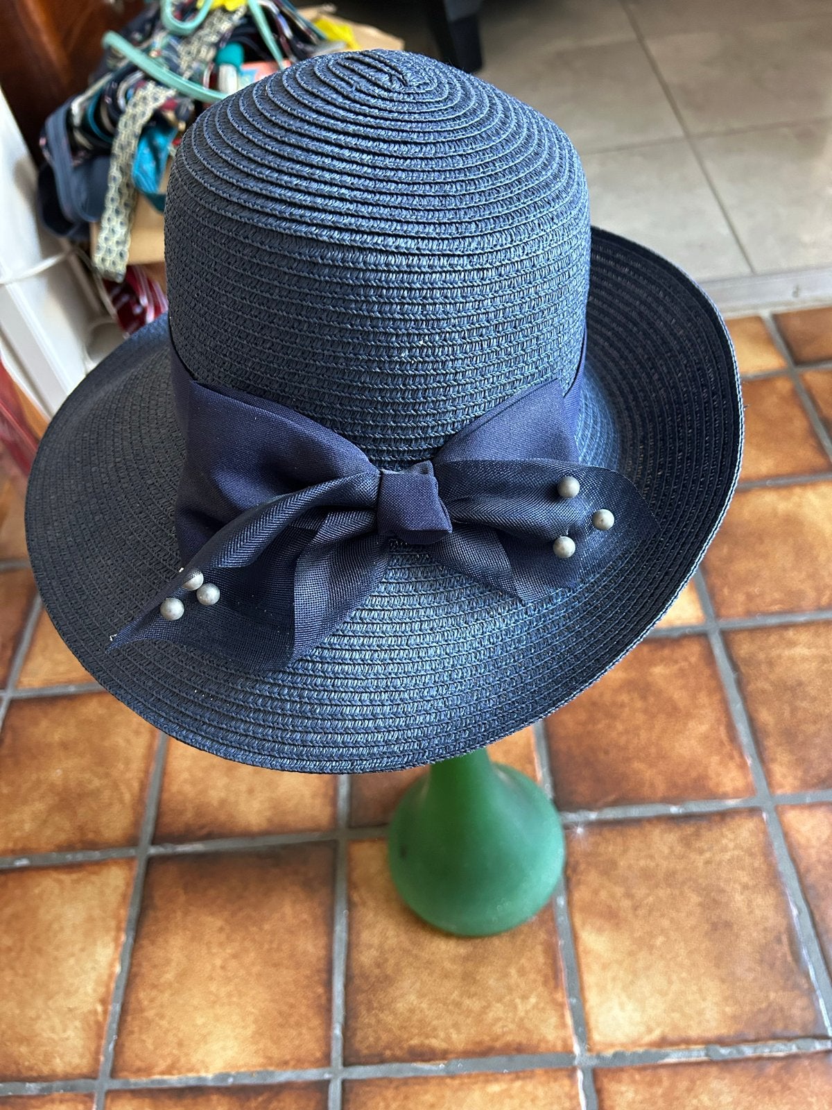 Stijlvolle donkerblauwe hoed met strik en parels, Kleding | Dames, Hoeden en Petten, Ophalen of Verzenden, Zo goed als nieuw, One size fits all