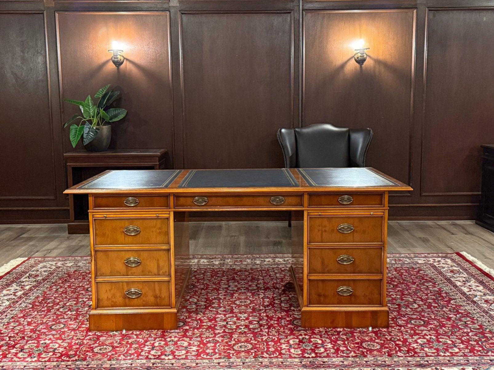 Klassiek Engels bureau (Heldense) #668, 180 cm, Geel, Ophalen of Verzenden, Zo goed als nieuw