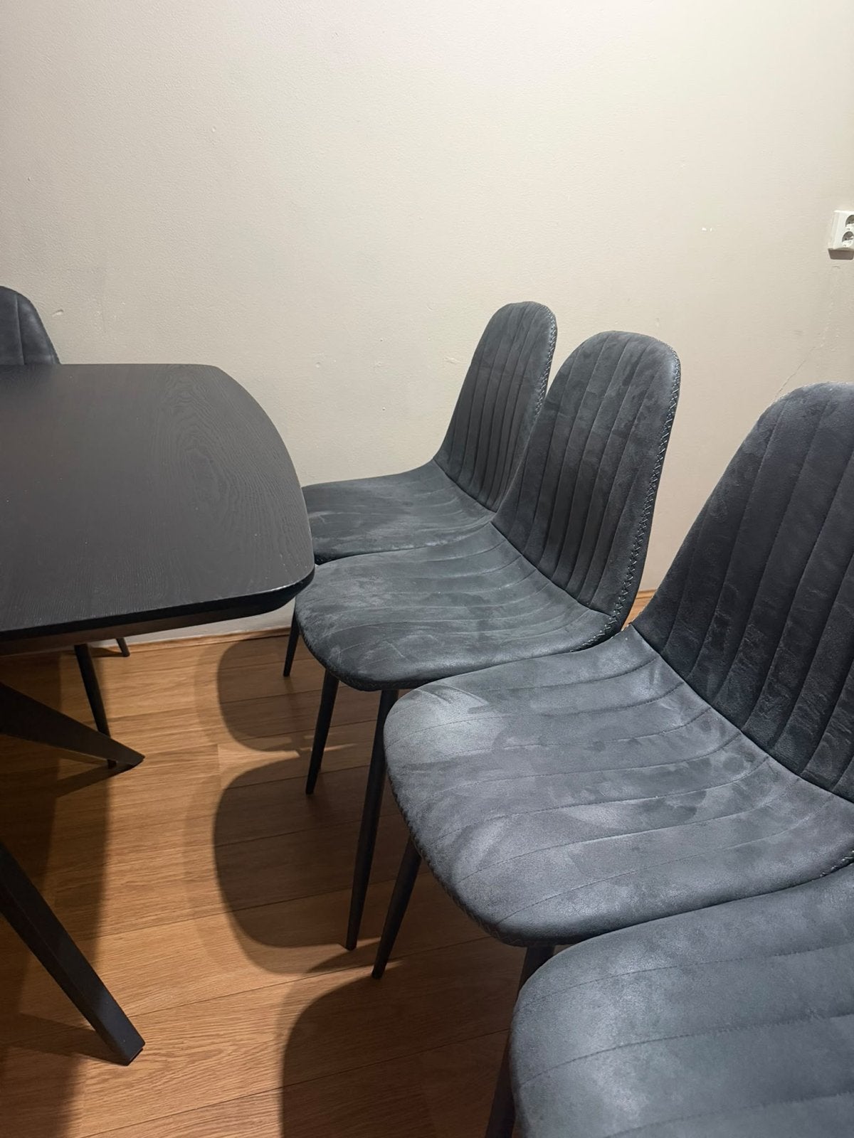 Foto 3 van Elegante eetkamerset: zwarte tafel met 6 grijze stoelen