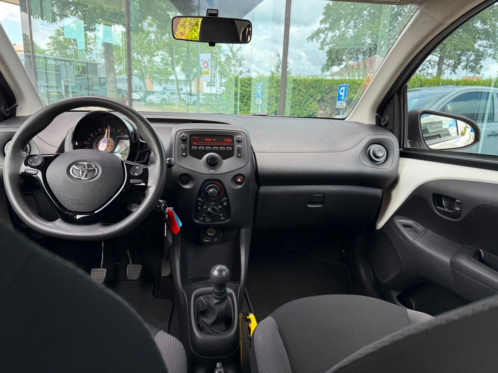 Toyota Aygo 1.0 VVT-i x-fun - Airco - Media - OrgNL, Voorwielaandrijving, Stof, Gebruikt, 4 stoelen