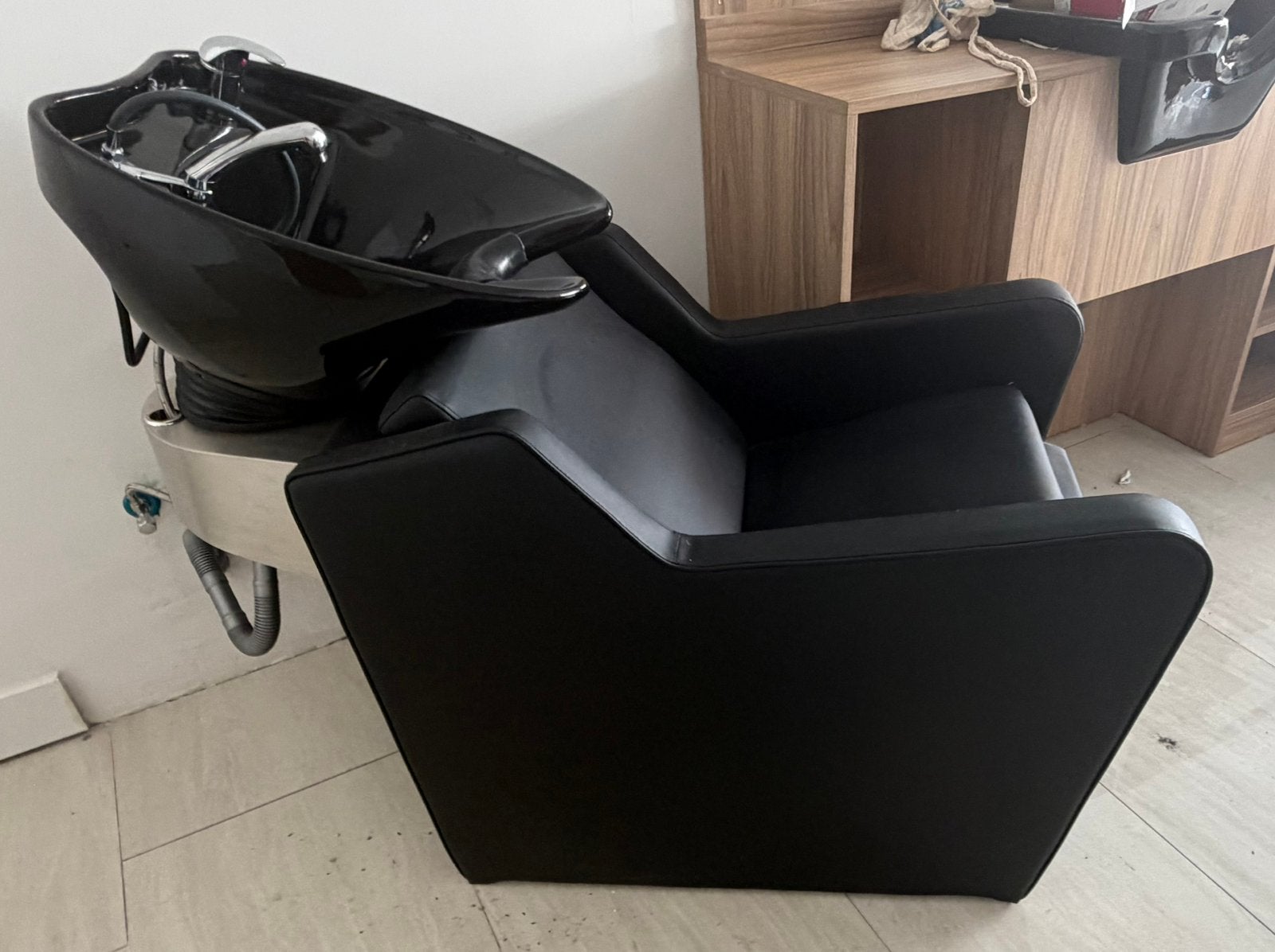 Nieuwe professionele kapperswasunit in zwart,
