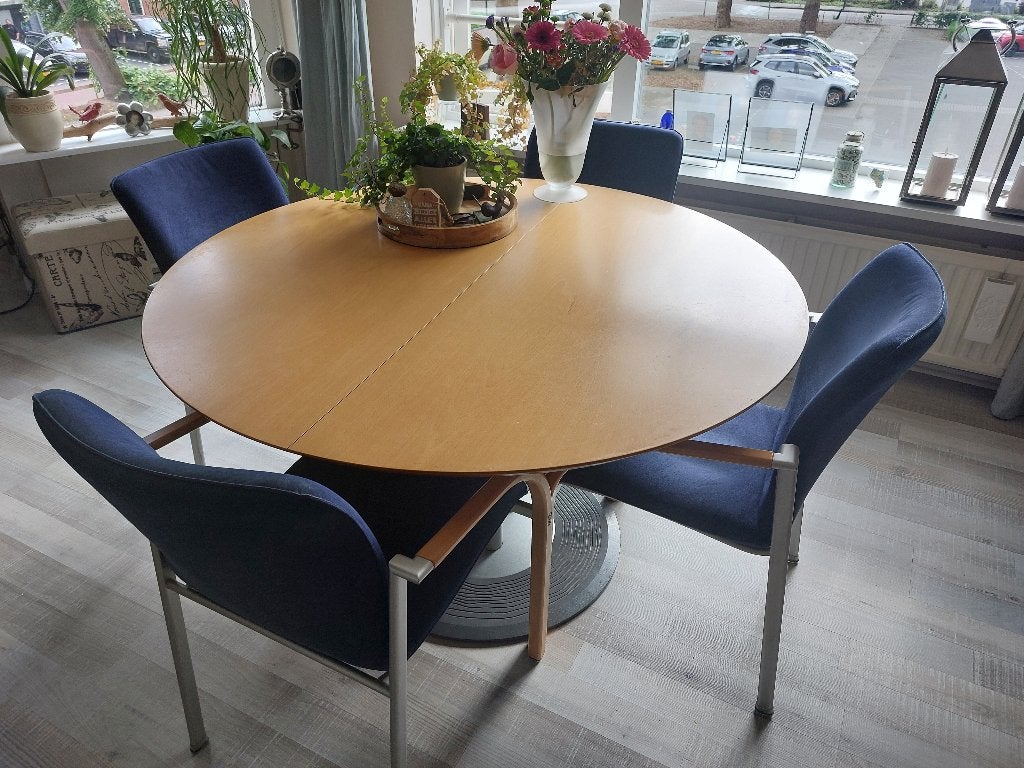 Leolux Trias Design eettafel met 4 stoelen, Ophalen, Gebruikt, 100 tot 150 cm, Rond