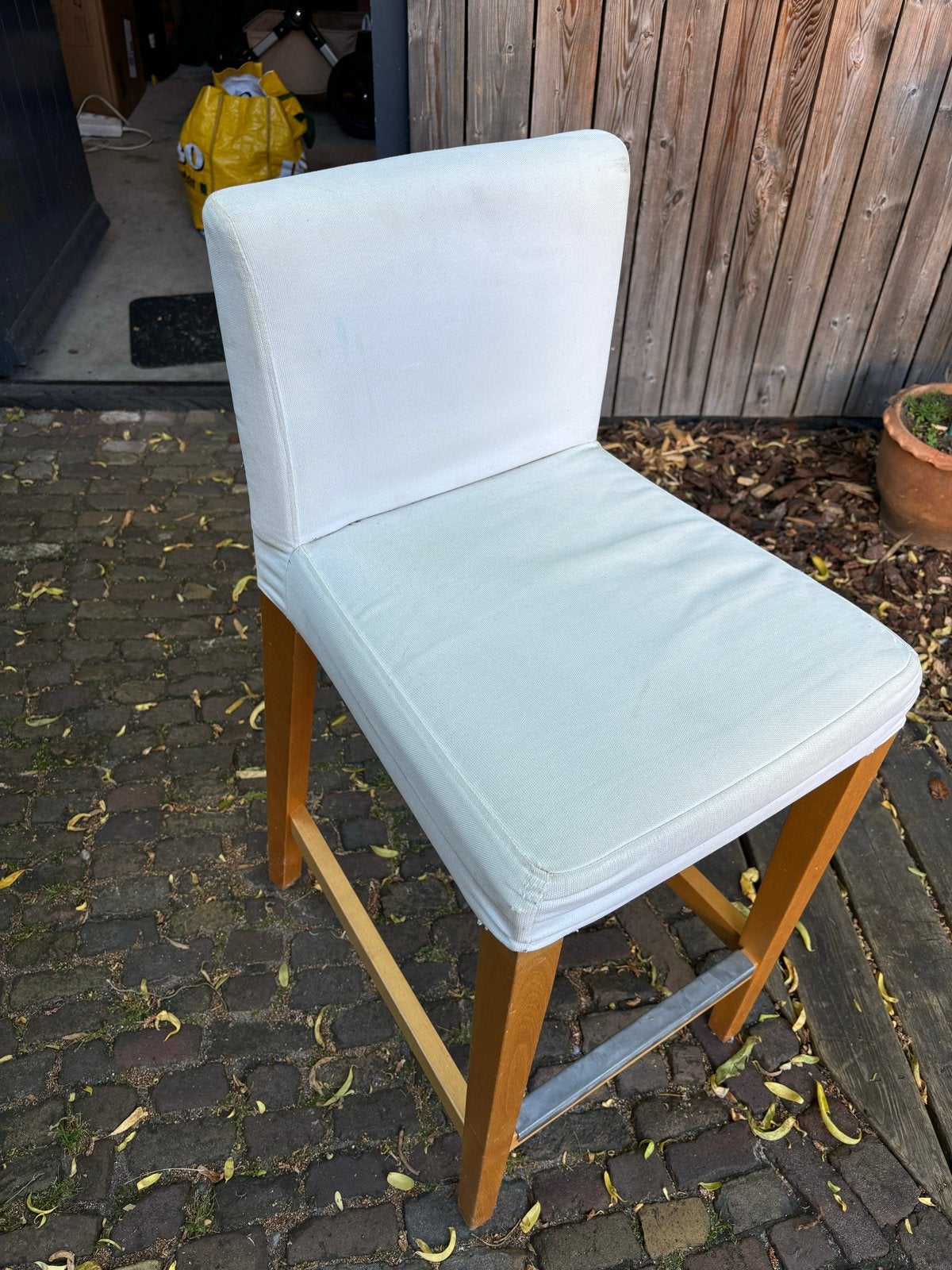 IKEA HENRIKSDAL Hoge Barkruk met Witte Hoes, Huis en Inrichting, Barkrukken, Ophalen, Gebruikt, Met voetsteun, Hout