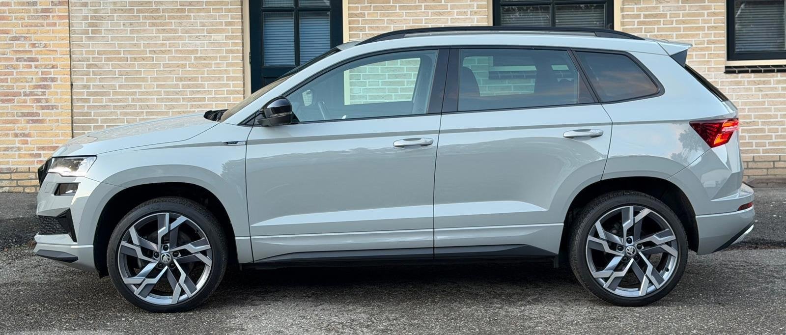 Skoda Karoq 1.5 TSI ACT Sportline |DSG|CAMERA|CARPLAY, Auto's, Dealer onderhouden, Stof, 4 cilinders, 150 pk