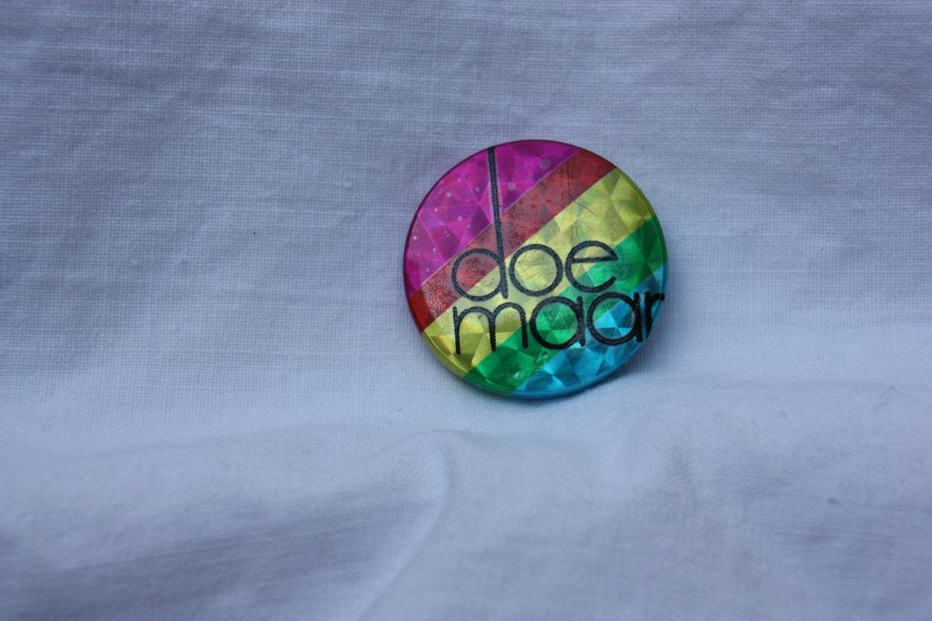Originele oude regenboog kleine button Doe Maar, Verzamelen, Ophalen of Verzenden, Gebruikt, Overige onderwerpen, Button
