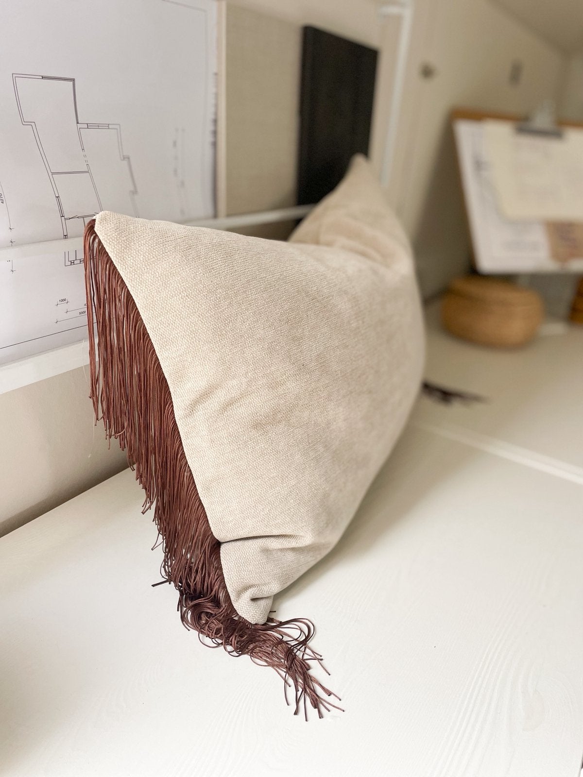 Kussenhoes | handgemaakt met reststof na meubelstoffering, Beige, Kussenhoes, Nieuw, Ophalen of Verzenden