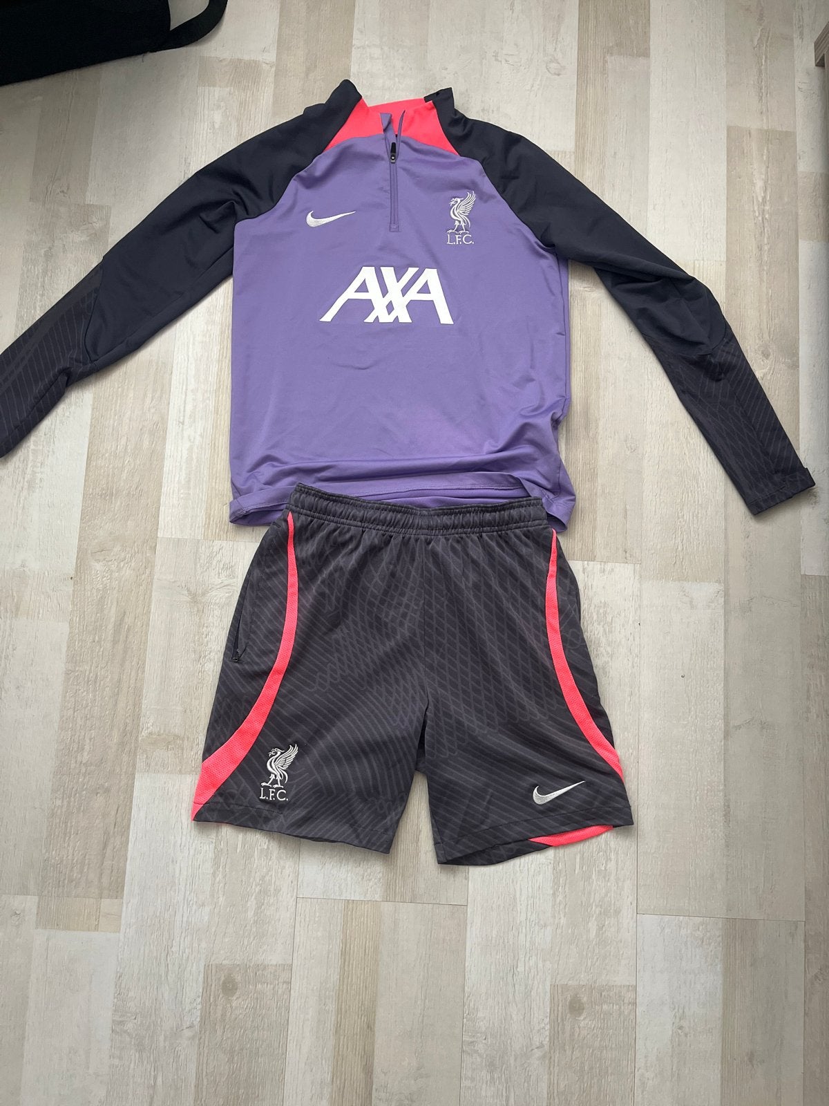 Liverpool trainingssetje maat 147-158 cm, Ophalen, Gebruikt, Jongen, Setje
