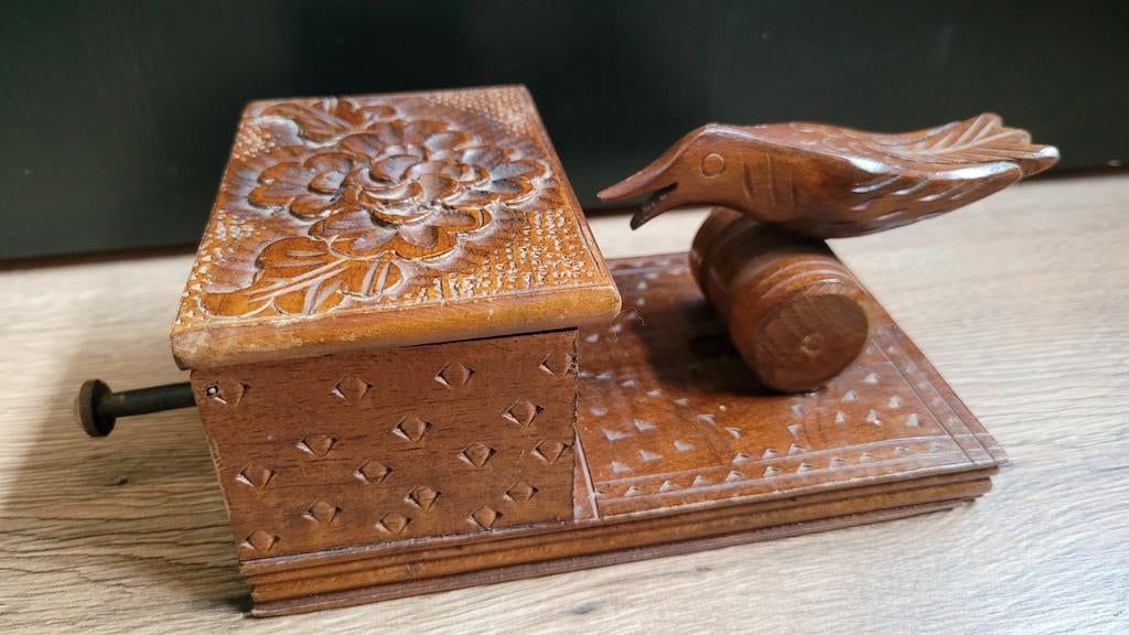Antieke houten sigarettendispenser met vogeldecoratie, Verzamelen, Ophalen of Verzenden