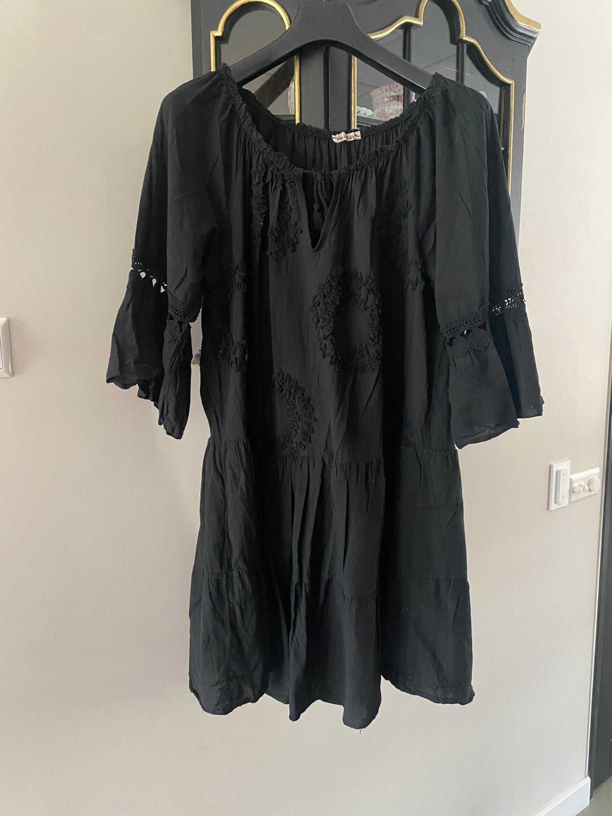Zwierige jurk, 1 maat, nieuw, Kleding | Dames, Jurken, Maat 38/40 (M), Zwart, Nieuw, Ophalen of Verzenden