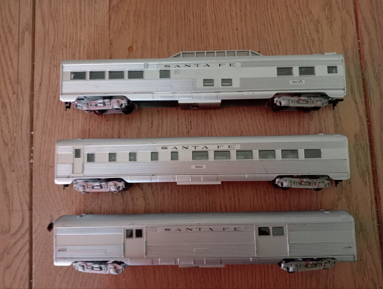 Set van 3 Santa Fe passagierswagons - Zilverkleurig, Ophalen of Verzenden, Gebruikt, Wagon, Overige merken