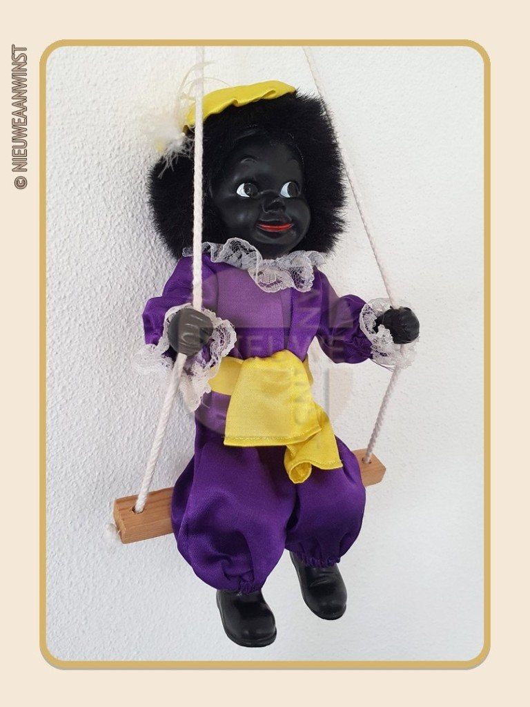 Nostalgische vintage etalage Piet pop schommel - paars/geel, Diversen, Verzenden, Zo goed als nieuw