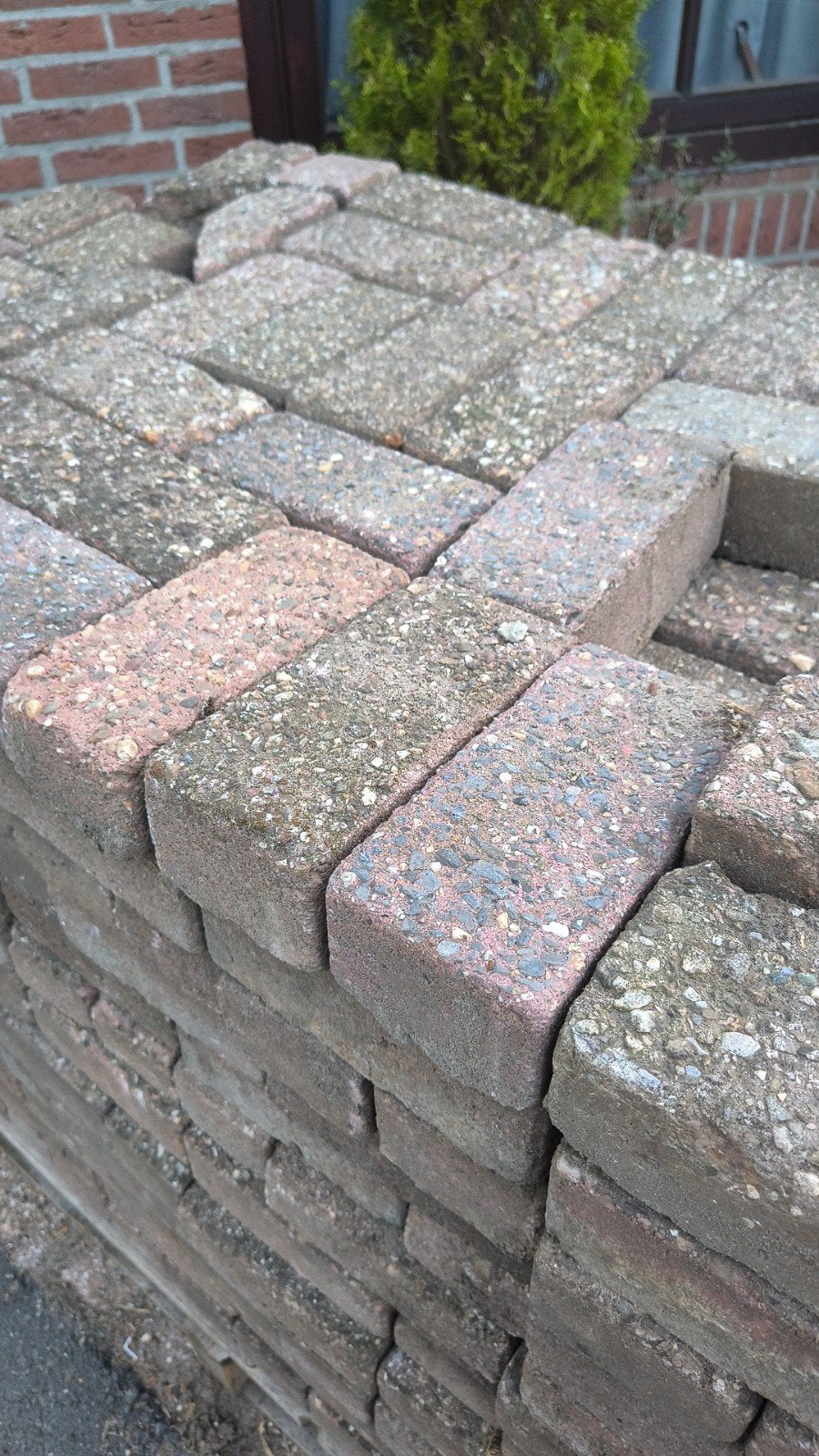 Gratis, 2 pallets betonsteen roze/rood, Tuin en Terras, Ophalen
