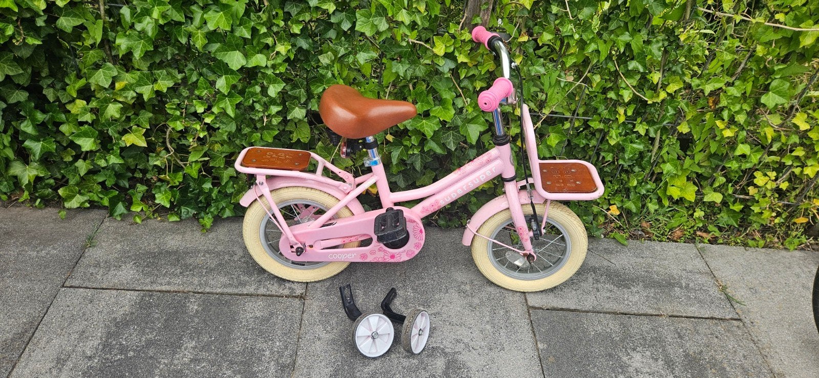 Roze kinderfiets met zijwieltjes 12 inch, Fietsen en Brommers, Fietsen | Kinderfietsjes, Ophalen, Terugtraprem, Zijwieltjes, Gebruikt