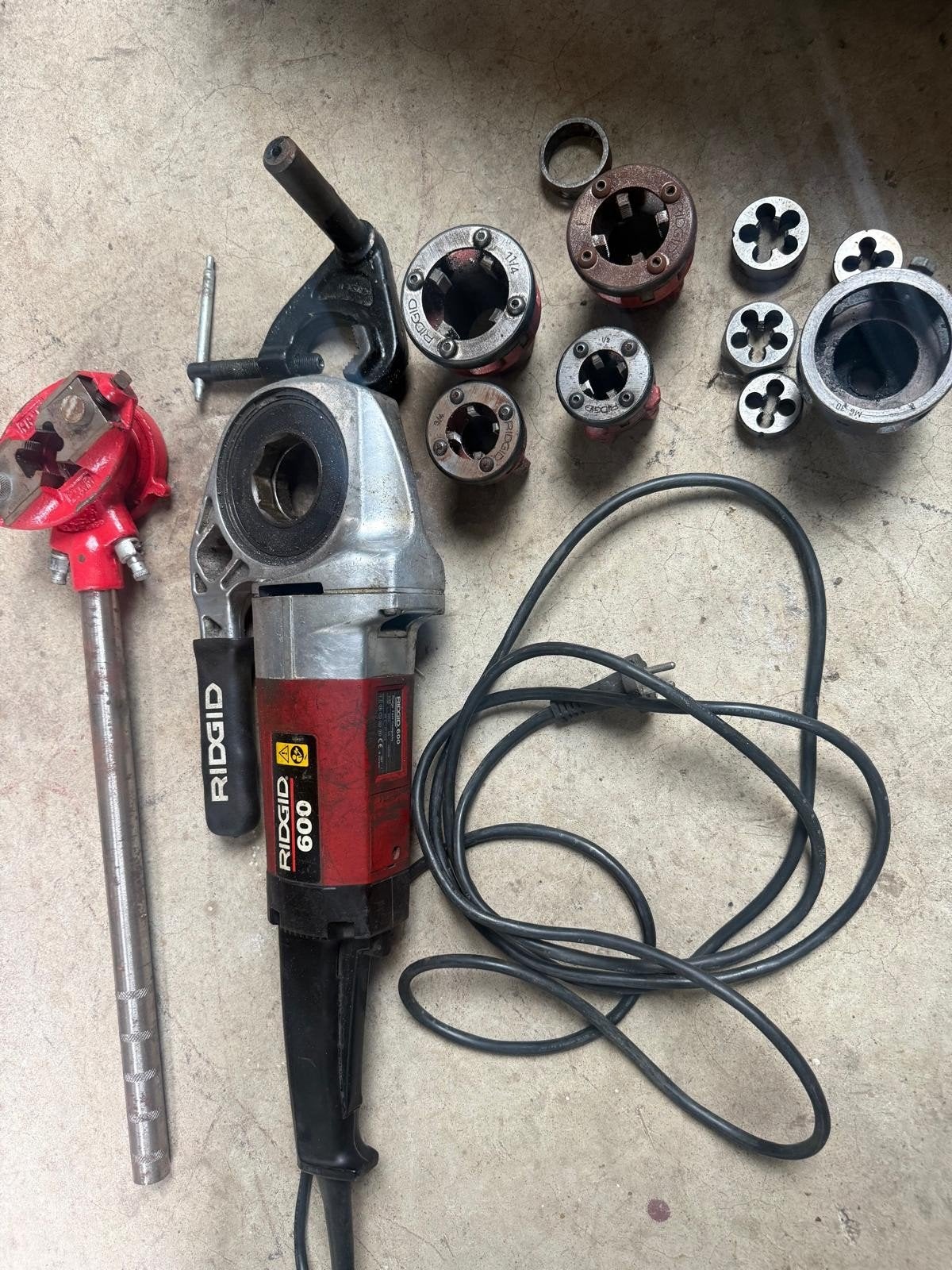 RIDGID 600 Elektrische Pijpsnijder met Diverse Snijkoppen, Ophalen of Verzenden, Gebruikt