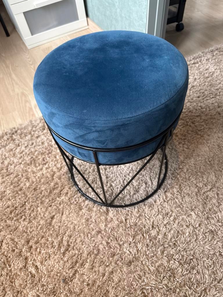 Stijlvol blauw fluwelen krukje met metalen onderstel, Ophalen, Zo goed als nieuw, Overige materialen