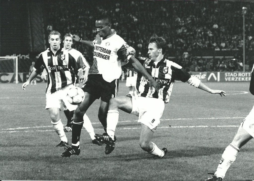 Persfoto  Piet Bouts 12-10-1999 - Feyenoord - Vitesse 2x, Verzamelen, Sportartikelen en Voetbal, Verzenden, Zo goed als nieuw