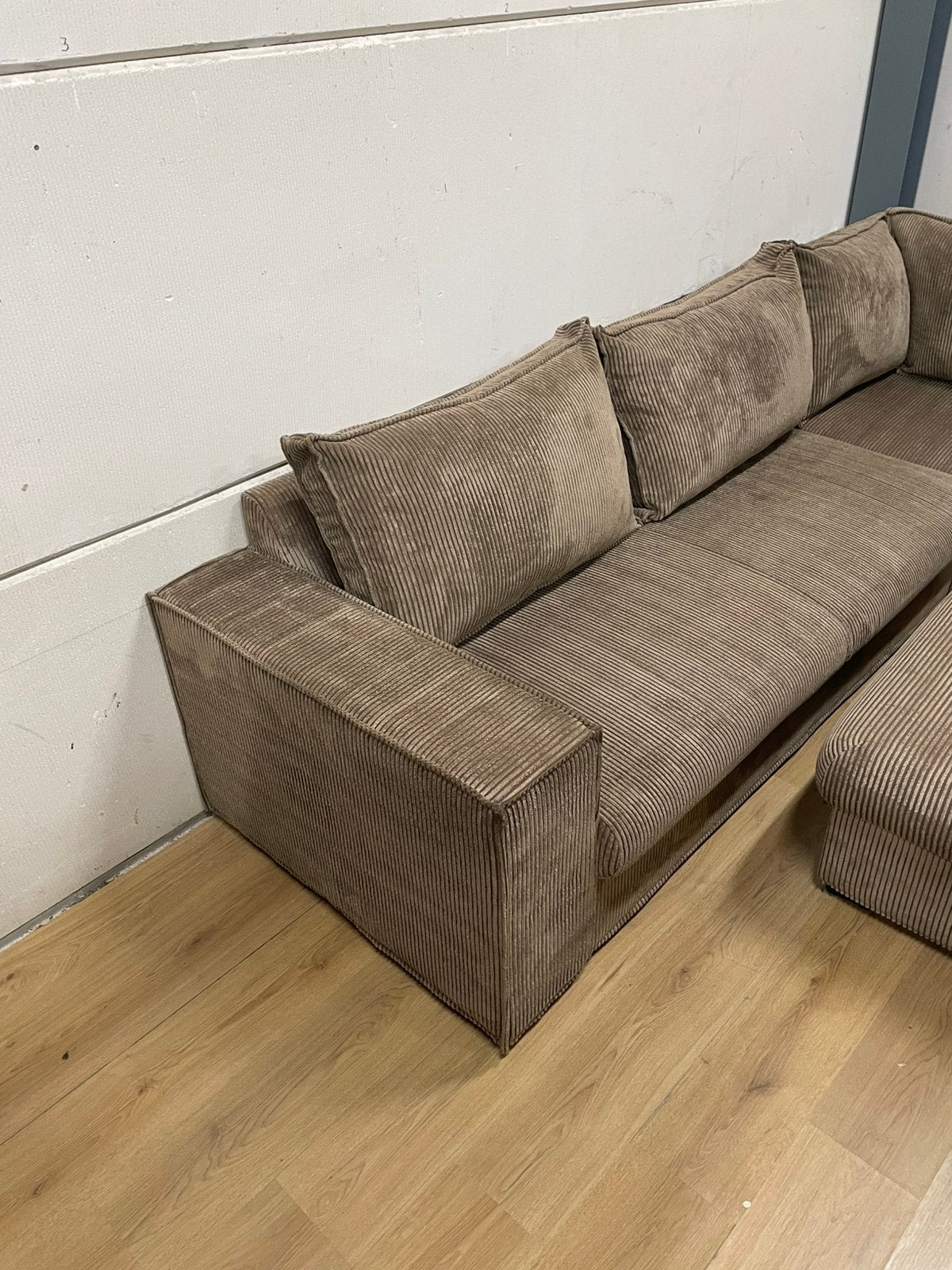 Mooie taupe bruine ribstof hoekbank met hocker GEREINIGD!!!, Ophalen, 250 tot 300 cm, Luxe, Hoekbank