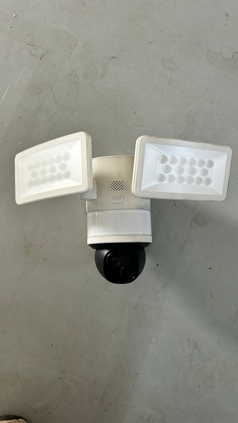Eufy Floodlight Cam E340 - Beveiligingscamera met Verlichtin, Audio, Tv en Foto, Videobewaking, Ophalen of Verzenden, Zo goed als nieuw