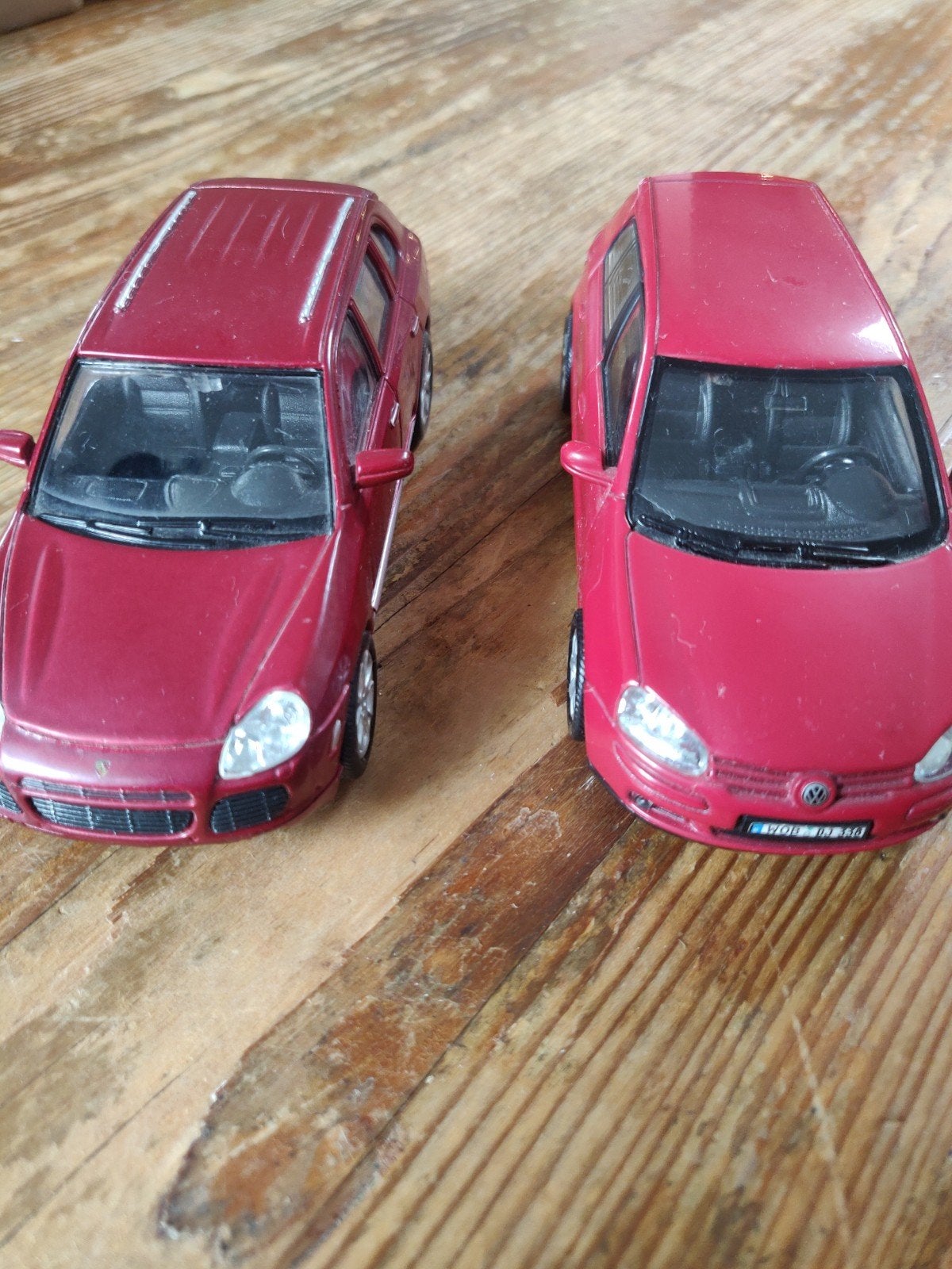 Welly autootjes rood, VW Golf & Porsche Cayenne Turbo, Ophalen, Welly