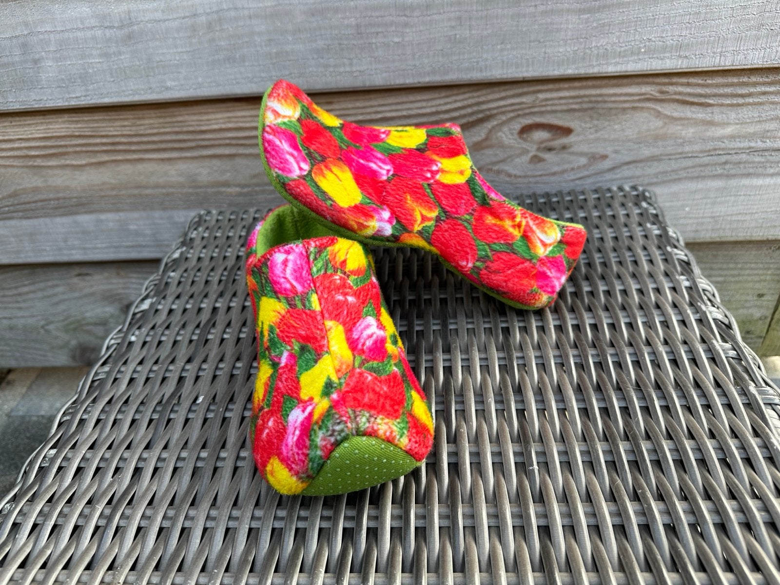 Super schattige tulpen slofjes in de vorm van klompen, Kleding | Dames, Ophalen of Verzenden, Nieuw, Rood, Pantoffels of Sloffen